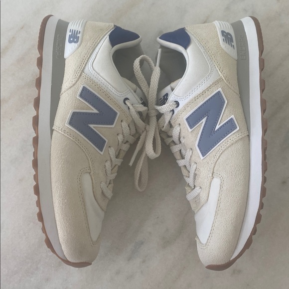 New Balance Women’s Cream and Light Blue Sneakers - Picture 3 of 5